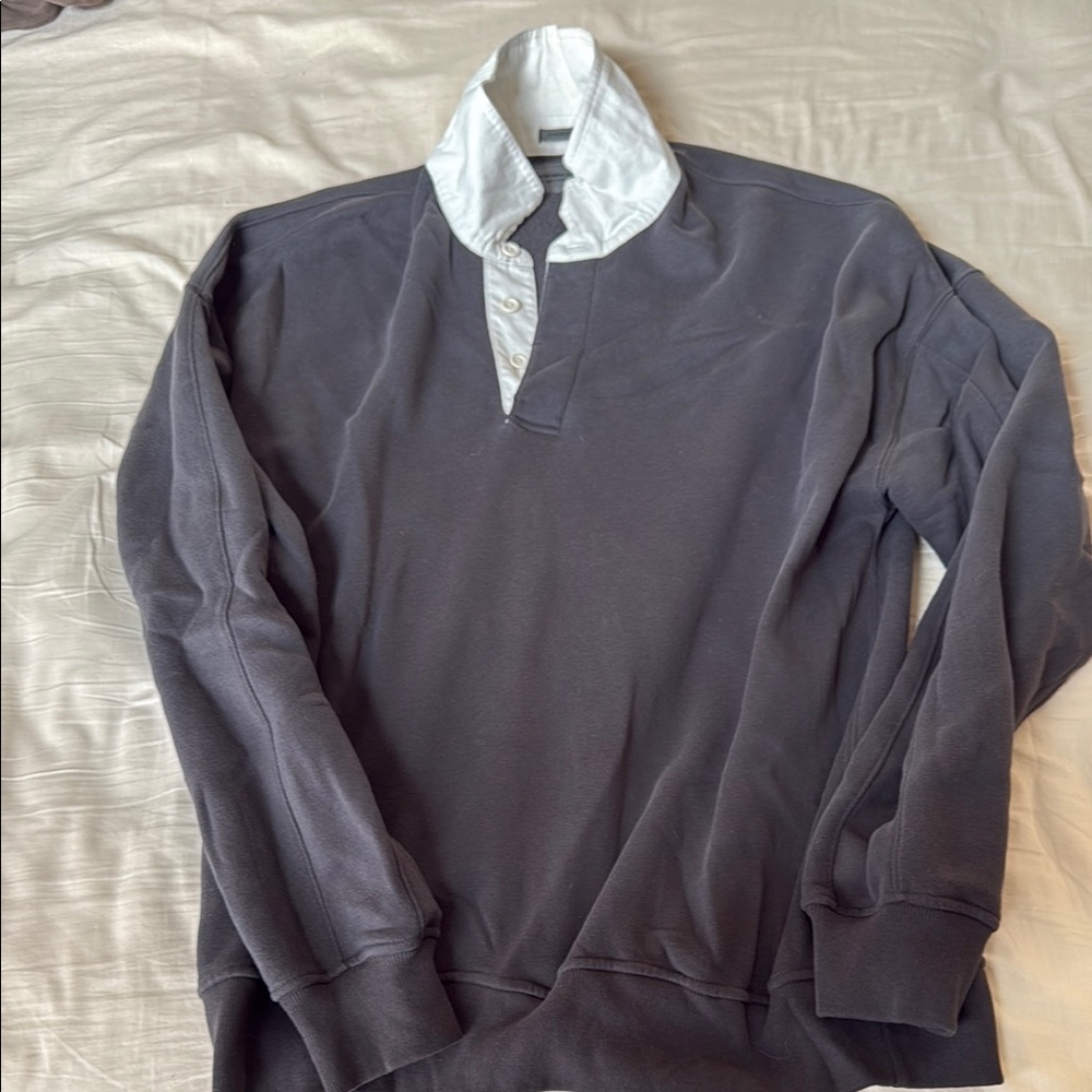 Men's Abercrombie & Fitch Gray Sweater with White Collar